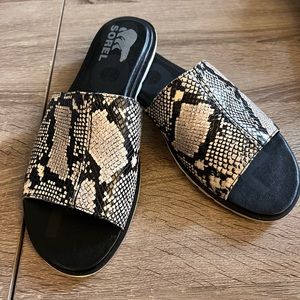 Sorel leather snakeskin sandals. Brand new never worn. Size 8.5